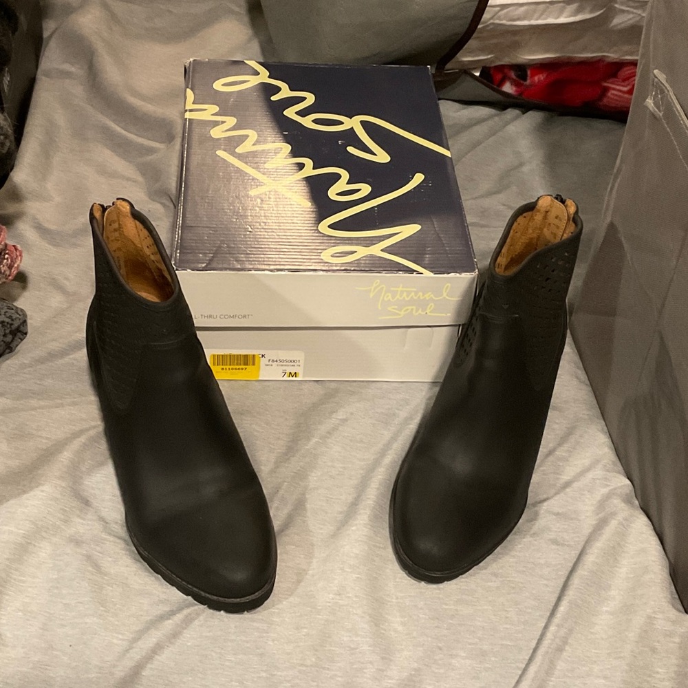 Natural Soul Women's Sleek Black Ankle Boots